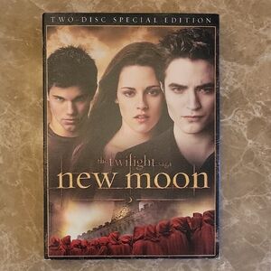 Twilight Saga: New Moon Two-Disc Special Edition DVD